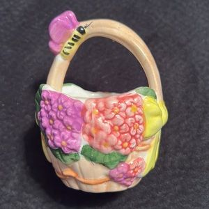 ⭐️ Ceramic floral basket vtg purple & pink flowers & big yellow ribbons